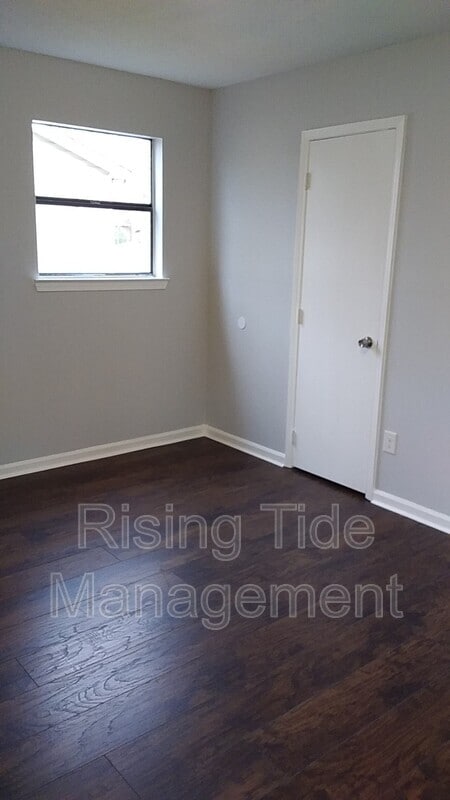 Building Photo - 3130 Sleepy Hollow Dr
