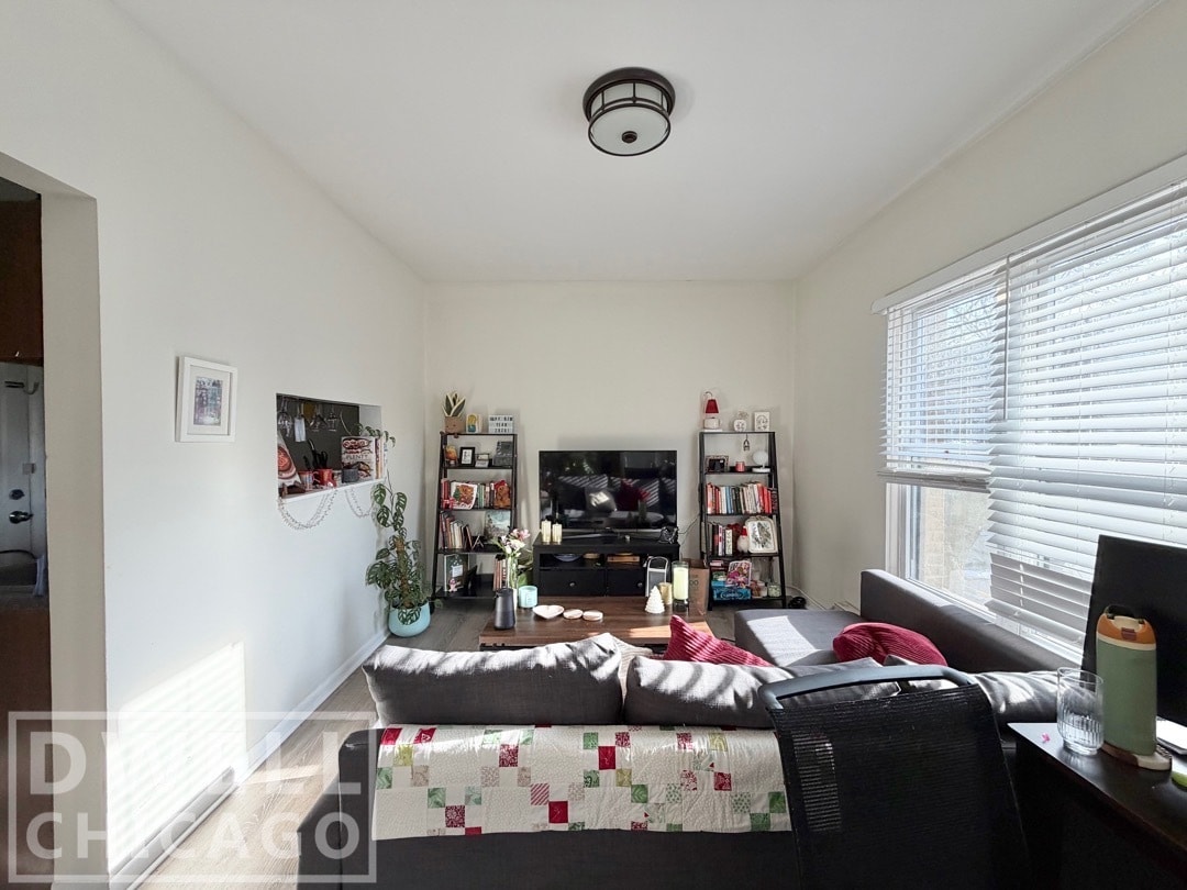 Building Photo - 730 W Roscoe St