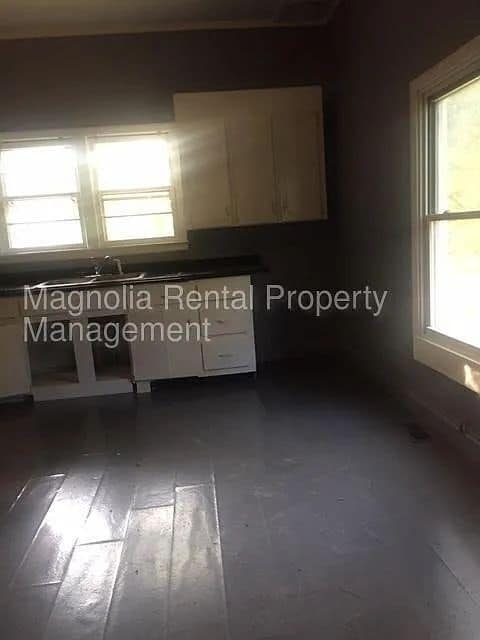 Building Photo - "Charming 2-Bedroom Gem in Greenville – Your Perfect Cozy Retreat!"