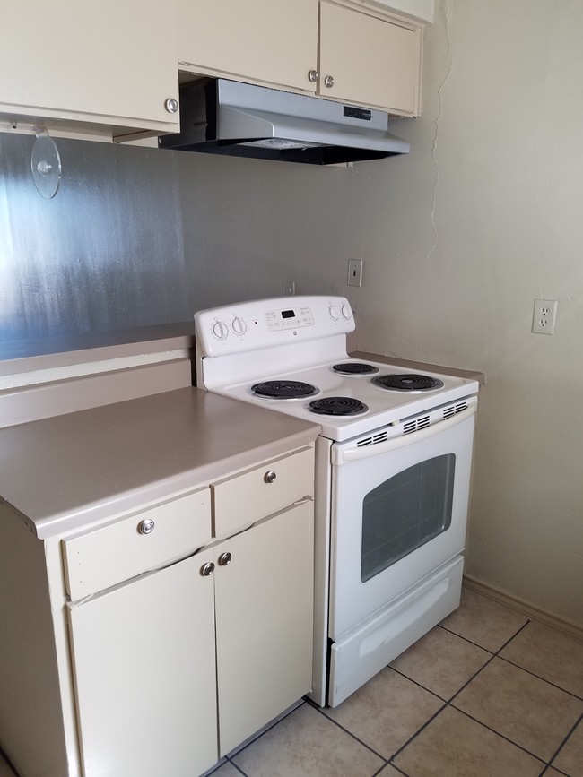 Kitchen/Stove - 605 Bustamante St