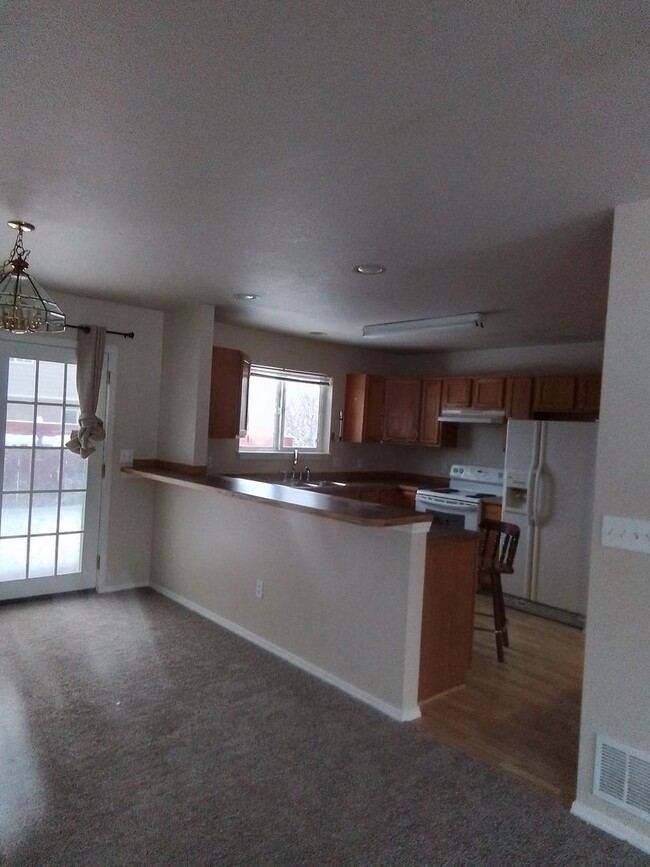 Building Photo - 4 bedroom: Super Clean with new carpet and...