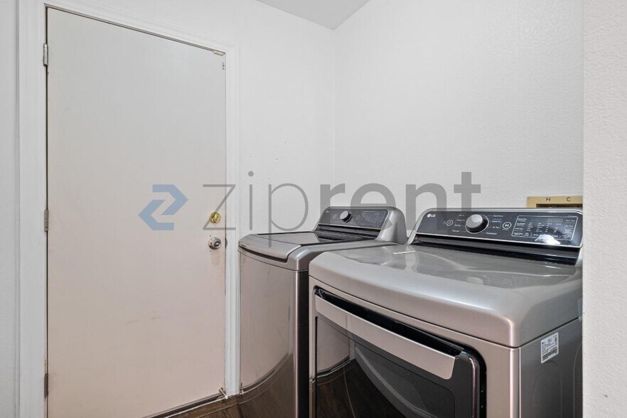 Building Photo - Unit