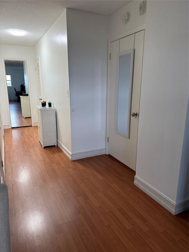 Building Photo - 800 NE 195th St