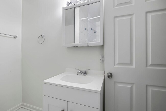 Building Photo - 1997-1999 W Broad St