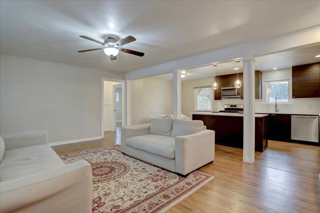 Building Photo - Beautifully renovated ranch home with drea...