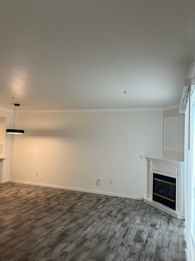 Building Photo - 5260 Premiere Hls Dr