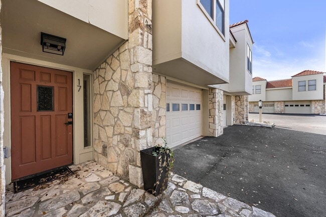 Building Photo - 200 Free Rein