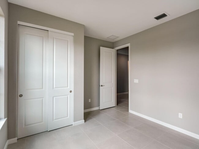 Building Photo - 757 SE Courances Dr