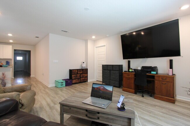 Building Photo - 5372 Wyndell Cir