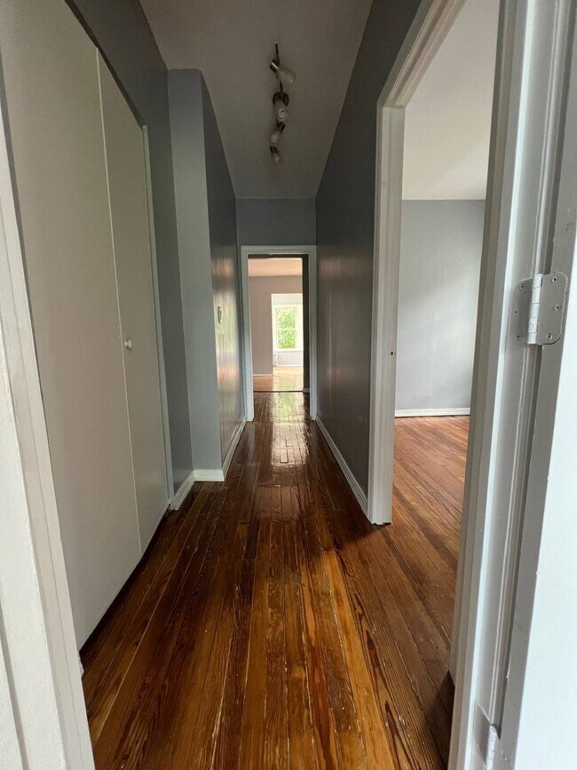 Building Photo - 27 Alton Pl