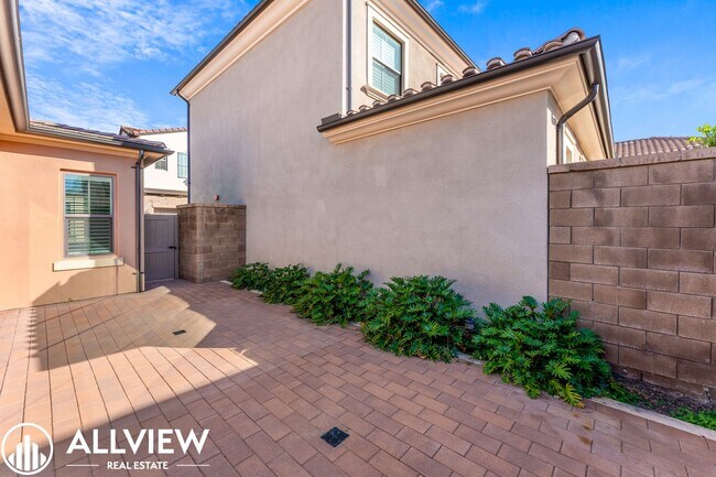 Building Photo - Gorgeous 3 bedroom 2.5 bath home in the newly constructed association of Eastwood Village!