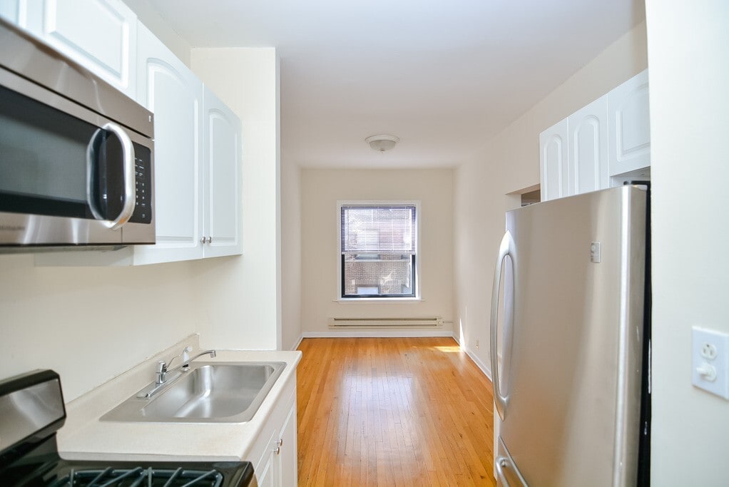 Building Photo - 906 W Addison St