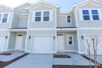 Building Photo - 3 bed 2.5 Townhouse