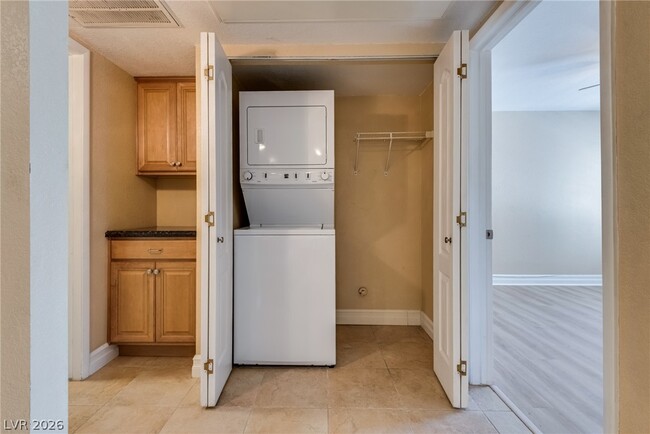 Building Photo - 1900 Villa Palms Ct