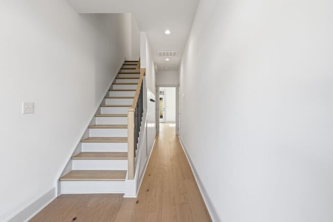 Building Photo - Luxurious 3BD, 3.5BA Chapel Hill Townhome with Modern Features Near Shopping, Dining, and Enterta...