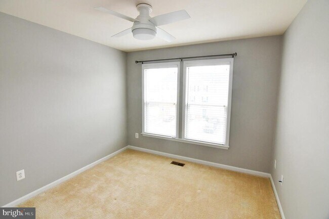 Building Photo - 165 Solara Dr