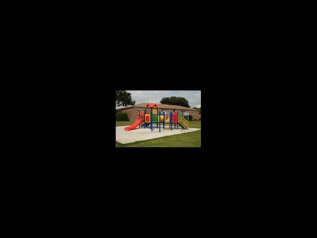 Building Photo - Spacious three bedroom condo