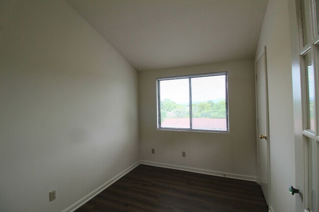 Building Photo - 1116 Blue Ridge Dr