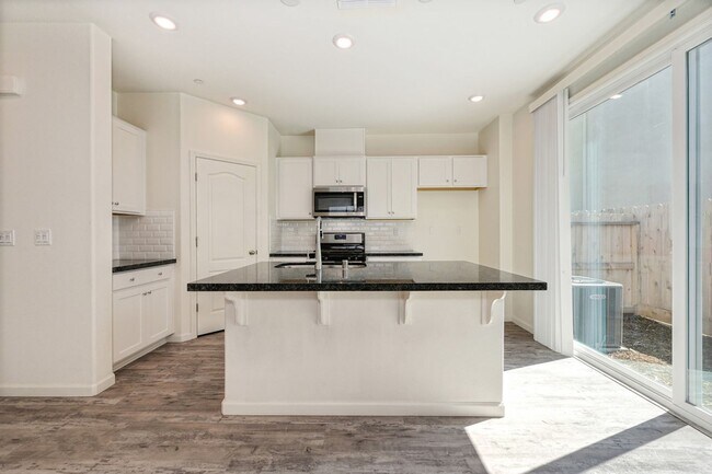 Building Photo - Fully Furnished Mid-term Rental