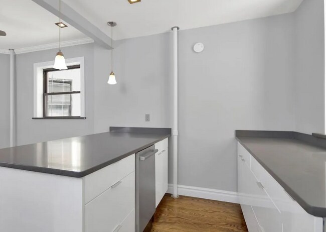 Building Photo - 215 E 23rd St