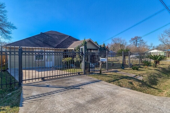 Building Photo - 8004 Mendez St