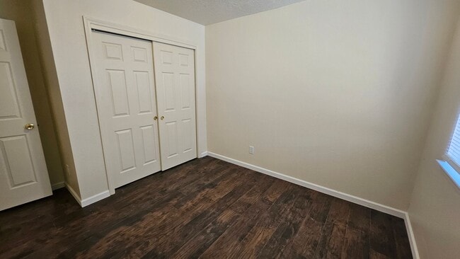Building Photo - 4 bed 2.5 bath