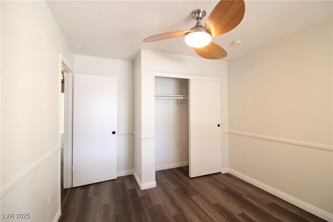 Building Photo - 301 Laguna Glen Dr