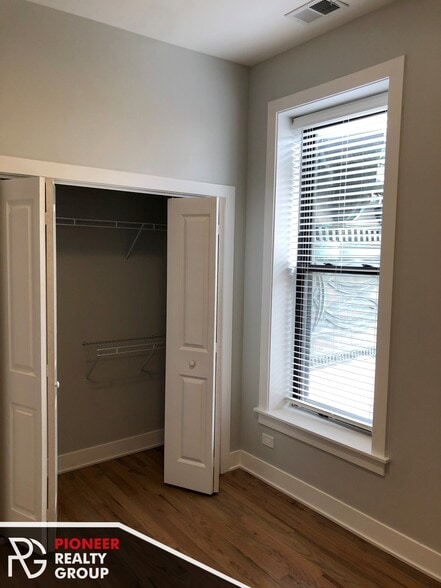 Building Photo - 354 W Dickens Ave