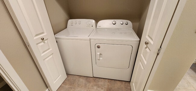 Building Photo - 1445 Highland Vw