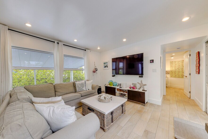 Building Photo - 398 Burton Dr