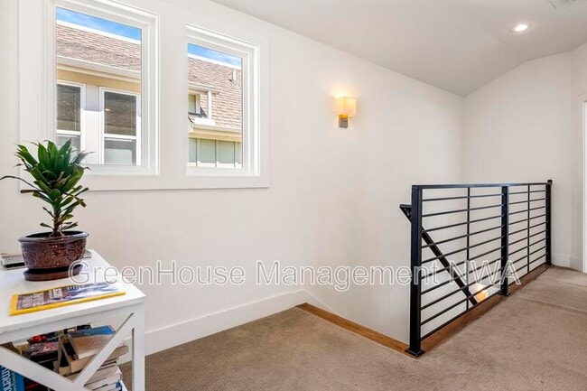 Building Photo - 636 SW B St