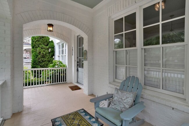Building Photo - Stunning 4BE/3.5BA home in the very desira...