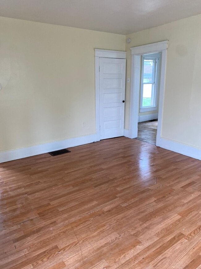 Building Photo - 3 bedrooms house