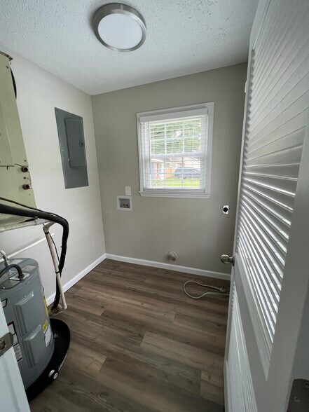 Building Photo - 2104 Rolling Ridge Dr