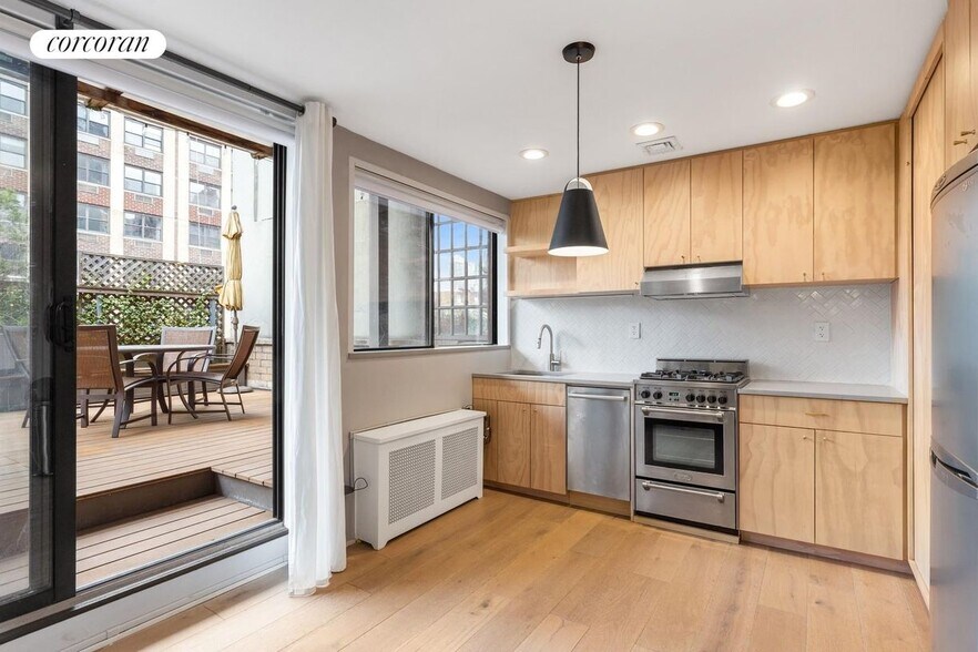 Building Photo - 215 E 24th St