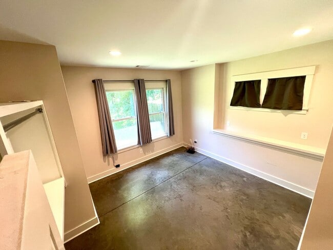 Building Photo - Simple yet tasteful living in East Nashvil...