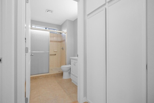 Building Photo - Modern 1BD Retreat with Dishwasher, Pool & Spa