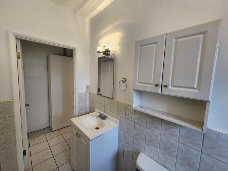 Building Photo - 820 N Edgemont St