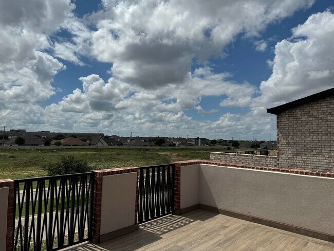 Building Photo - 210 Veracruz Dr