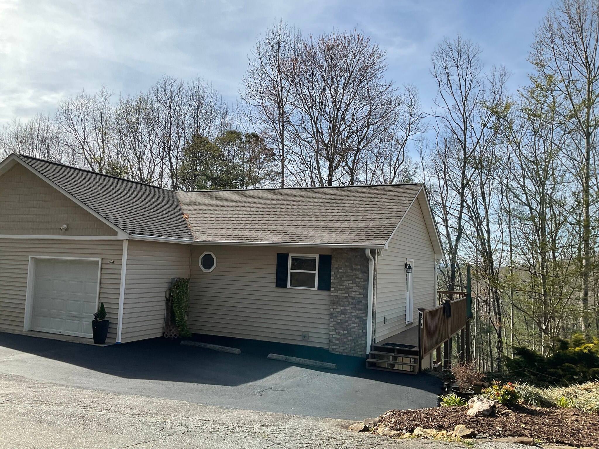 Building Photo - 10 Hillsboro Dr