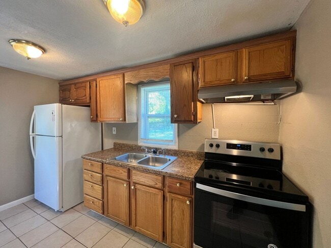 Building Photo - Cozy 2 Bedroom Home with Large Backyard