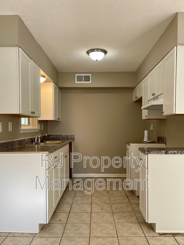 Building Photo - 4211 Lansdowne Dr
