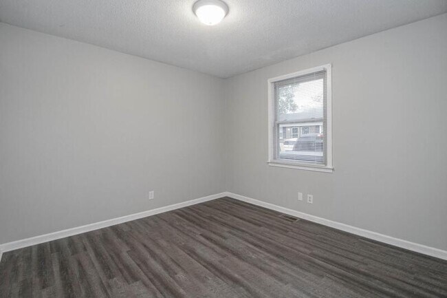 Building Photo - 805 Golf View Pl