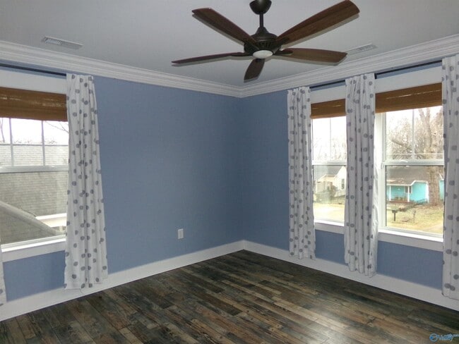 Building Photo - 505 Oshaughnessy Ave NE