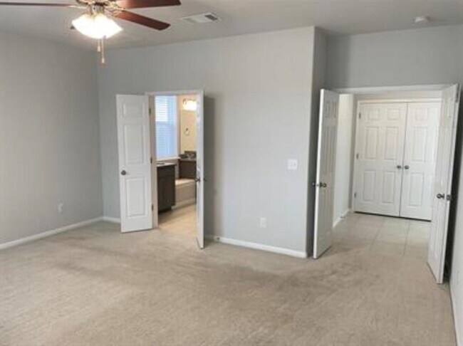 Building Photo - 328 La Escalera Dr