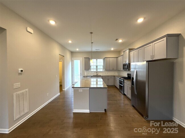 Building Photo - 1138 Doveridge St