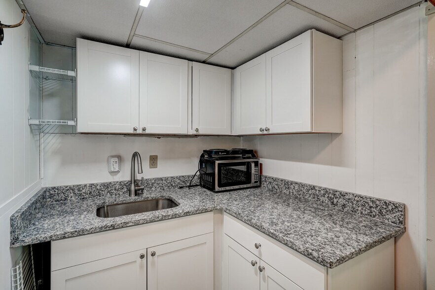 Building Photo - 1422 Pineview Dr