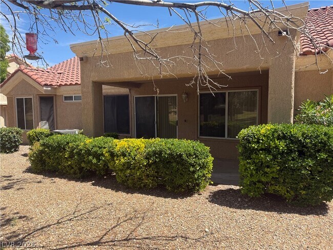 Building Photo - 2425 Showcase Dr