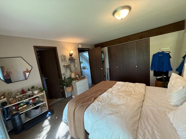 Building Photo - Spacious End-Unit Townhome in Scenic Shana...
