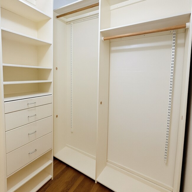 Building Photo - Best located house in West Campus, 6 large bedrooms open floorplan.